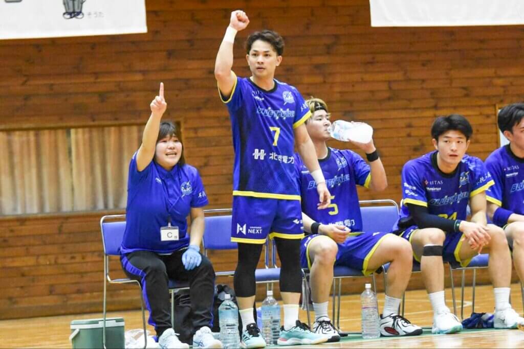 試合に出ていても、ベンチにいる時も、率先してチームの士気を高める＝2026年5月