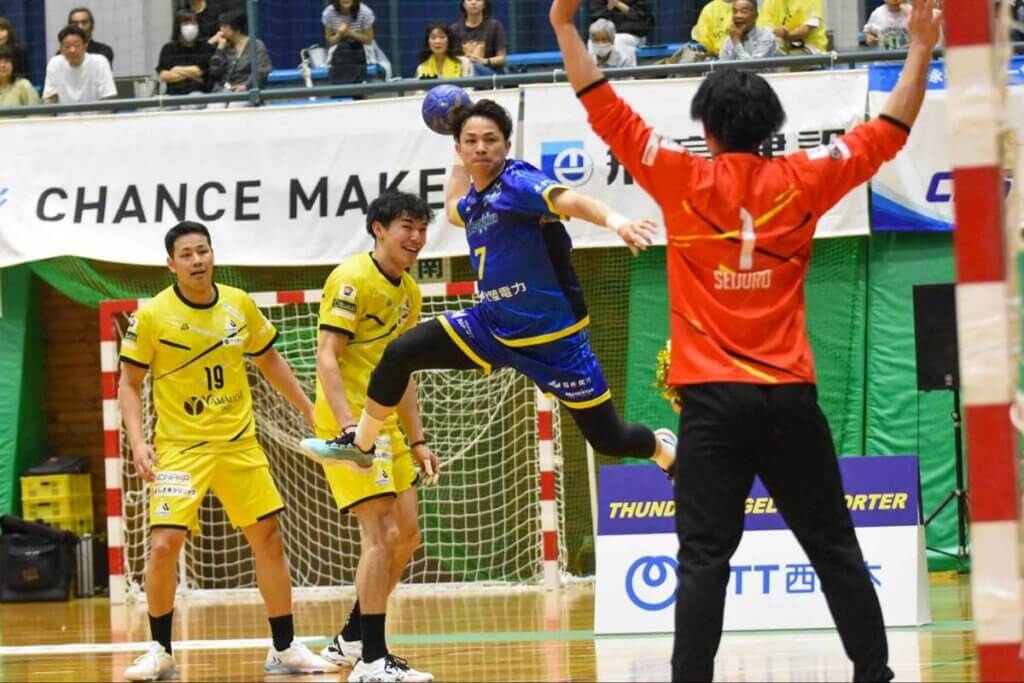 レフトウイングから高確率でシュートを決める仲程海渡(福井永平寺ブルーサンダー)=2026年5月久保写す(以下すべて)
