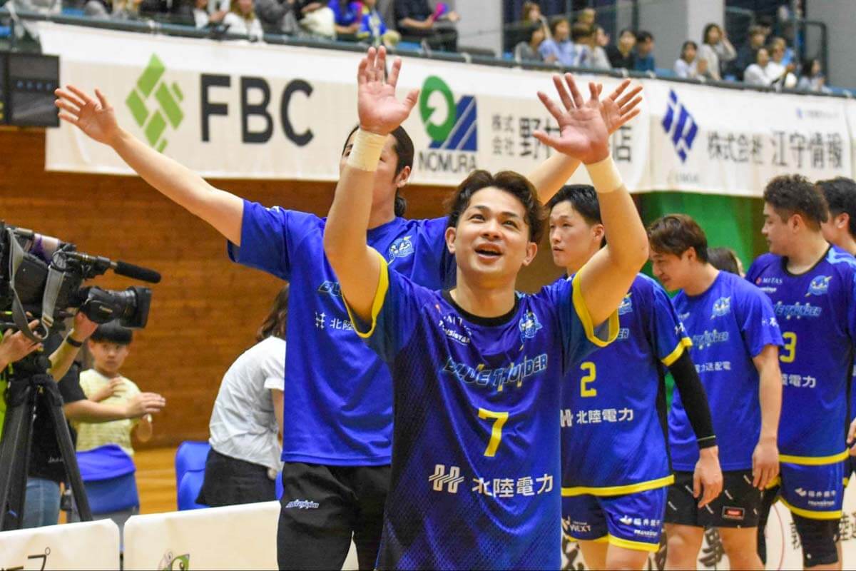 ホームのファンの声援に応える仲程=2026年5月