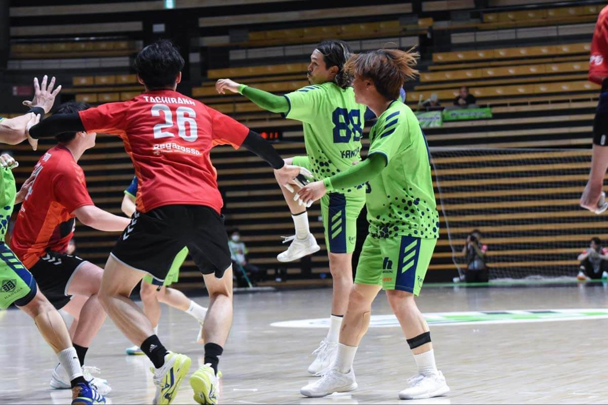 判断よく打ち込めるようになった神谷弘平(写真中央)=2026年4月、久保写す(以下すべて)