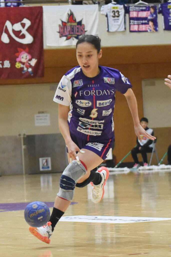 これまでOF専門だったキャプテン飯塚美沙希も「少しでもDFで貢献したいから」と、クロスアタックに出るようになった=2026年1月