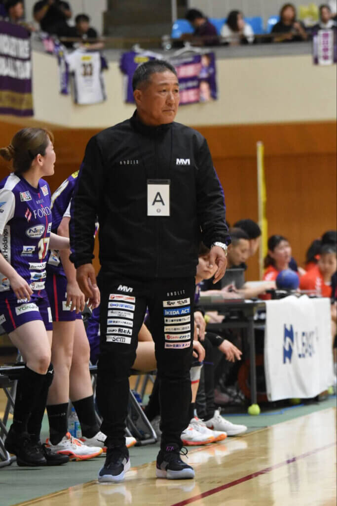 黄慶泳監督はオムロン(現熊本ビューストピンディーズ)や女子日本代表でも、DFを軸にチームを作ってきた=2026年5月