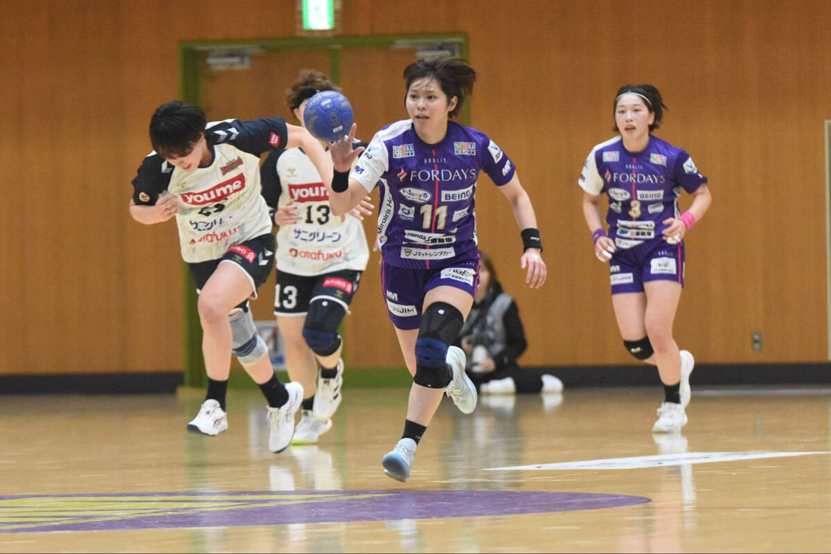 パスカットから速攻に転じる横田希歩＝2026年1月、AGF鈴鹿体育館（久保写す、以下すべて）