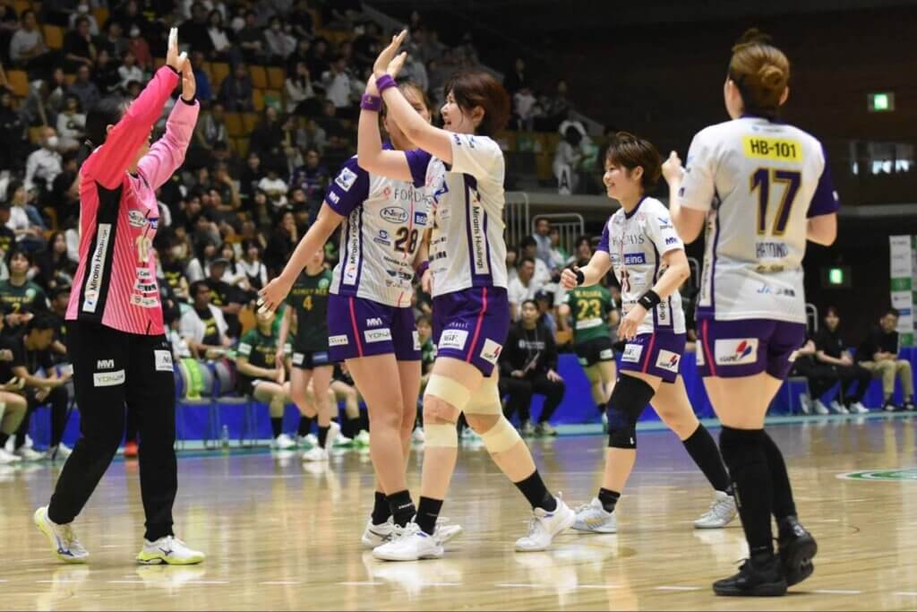 今季限りで引退した並木梨紗(写真中央)の得点を、全員で喜ぶ=2026年5月