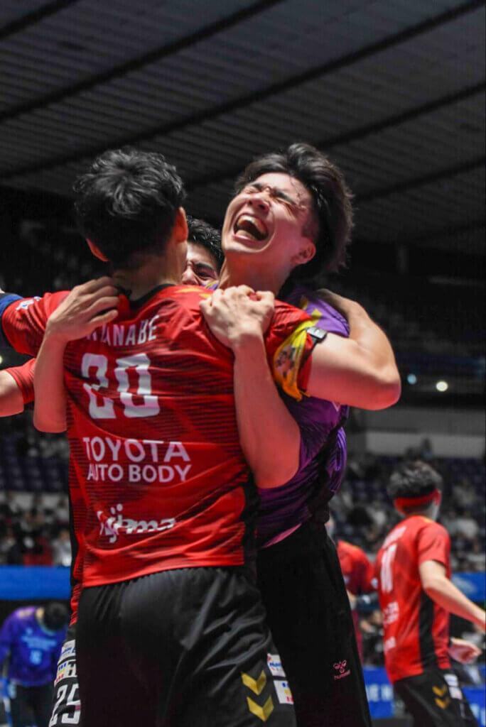 試合終了の笛が鳴った瞬間、GKの加藤芳規（ブレイヴキングス刈谷）はキャプテン渡部仁に飛びついた