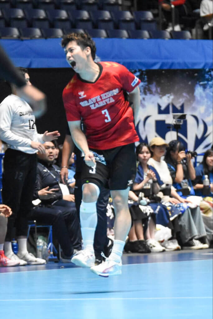 7mスローを決めて、ガッツポーズの松下海（ブレイヴキングス刈谷）。強気の連続得点で、ラッキーボーイになった