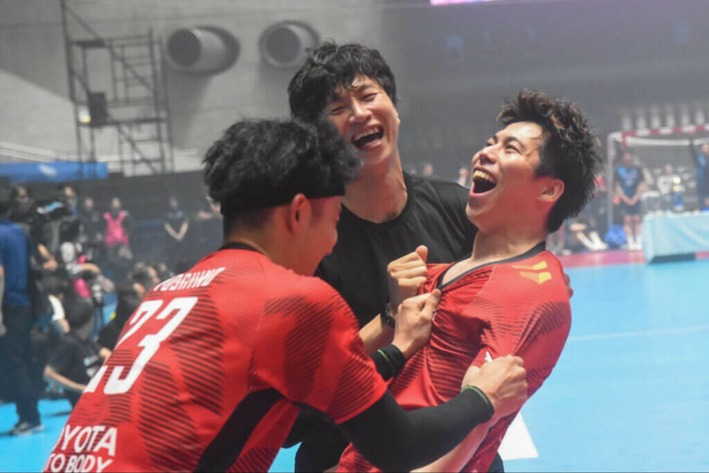 ブレイヴキングス刈谷、決勝点を挙げた松下海（写真右）に、エースの吉野樹（同左）、今季限りで引退する高智海吏（同中央）が手荒い祝福＝2026年6月14日、東京・代々木第一体育館で、久保写す（以下すべて）