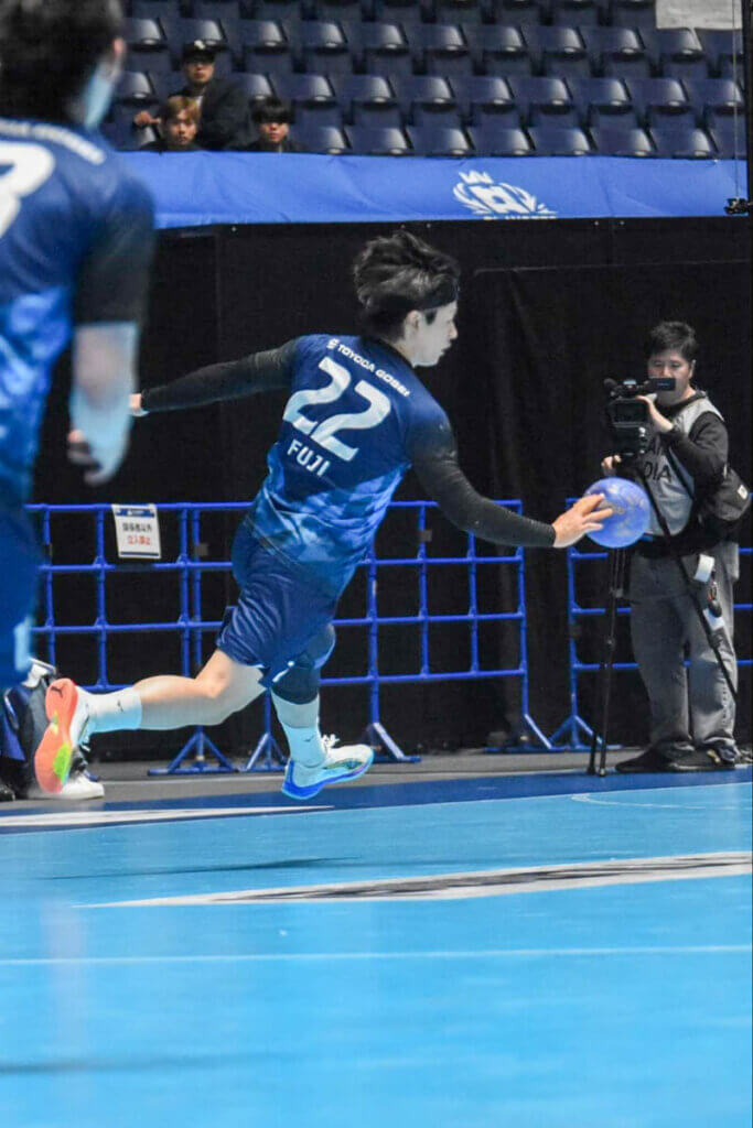 右2枚目DFの藤勢流（豊田合成ブルーファルコン名古屋）が、左側まで動いてボールを奪い、ワンマン速攻に持ち込む