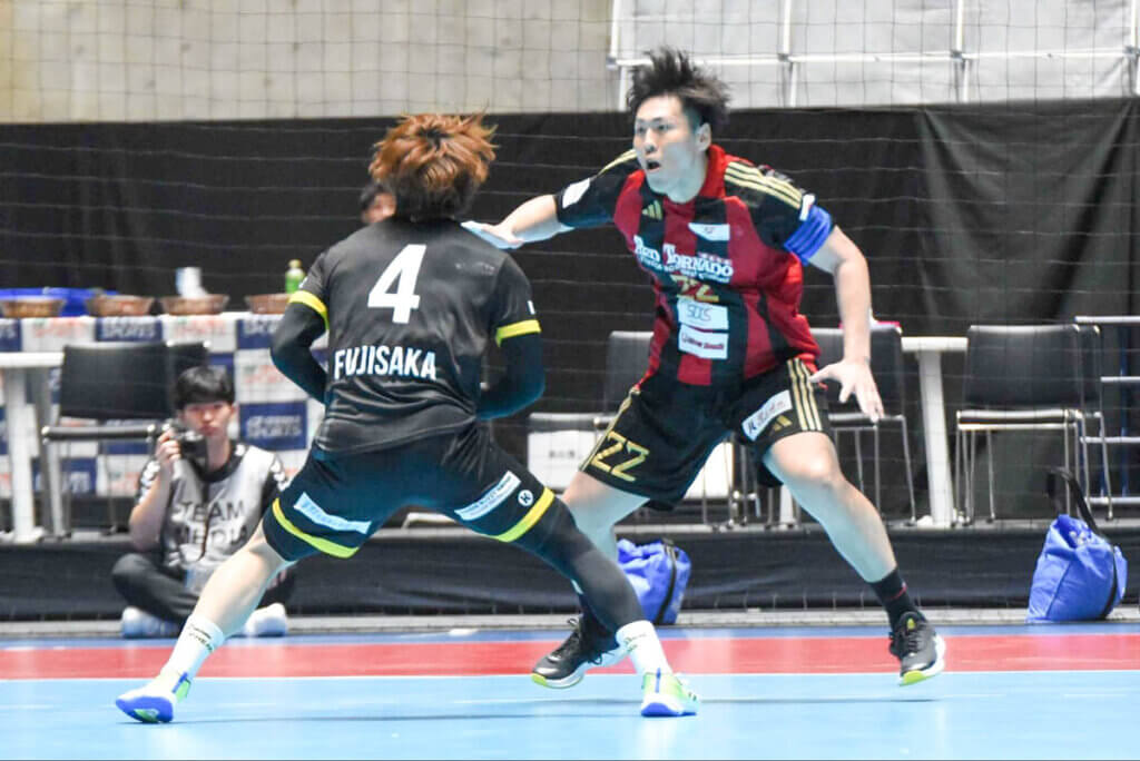 藤坂尚輝（大同フェニックス東海）の1対1を守る酒井翔一朗（レッドトルネード佐賀）＝2026年6月12日、東京・代々木第一体育館で久保写す（以下すべて）