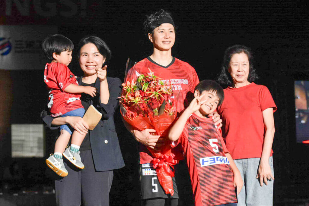 引退セレモニーで、家族とともに記念撮影。写真右が母親の佳子さん＝2026年5月