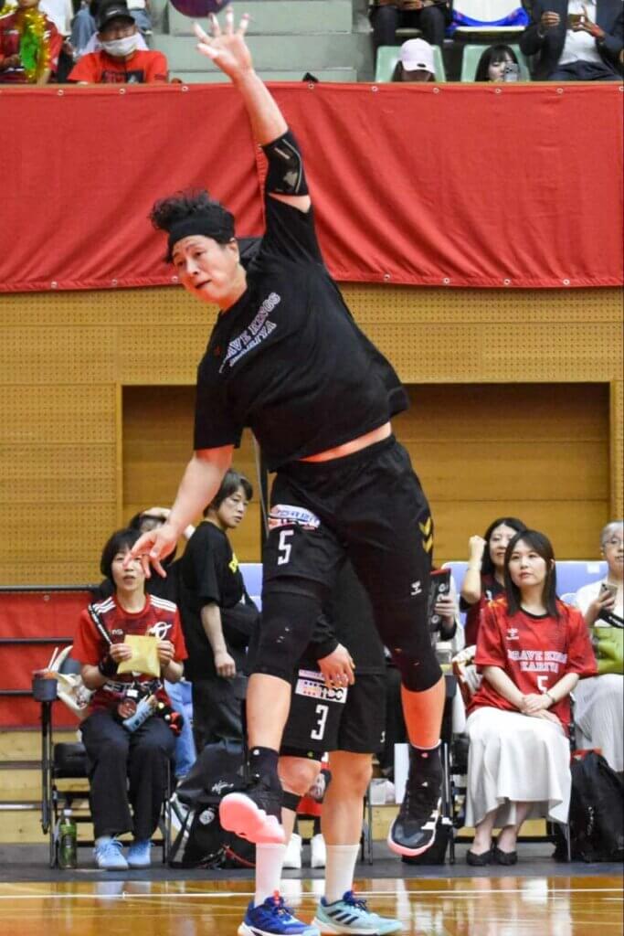 引退試合で放ったループシュートは、試合前のアップから練習していたもの。みぞおちを抜きながら、ボールに内ひねりをかける＝2026年5月