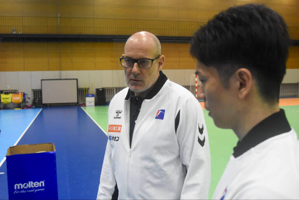 ソウバク監督が率いた女子日本代表は、メインラウンドでは負けなし。32カ国中13位で、世界選手権を終えた＝2025年11月