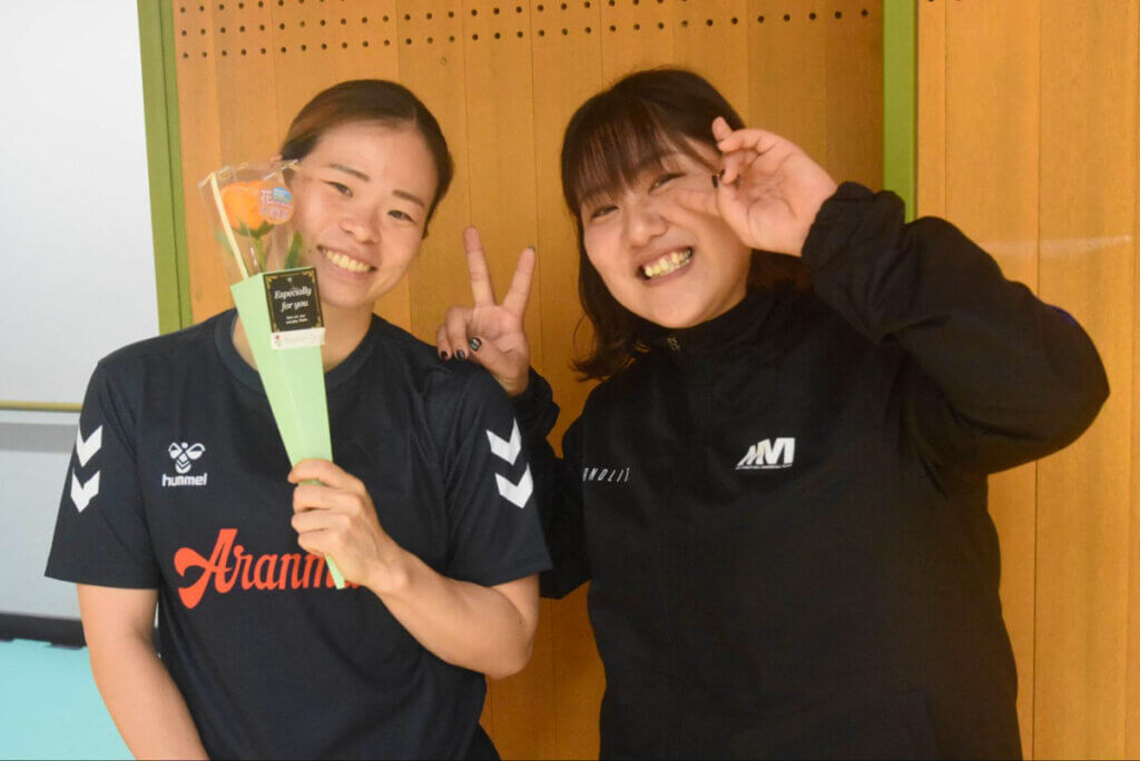 洛北高校の1学年後輩・岩見佳音GKコーチ（写真右／三重バイオレットアイリス）とともに＝2026年5月
