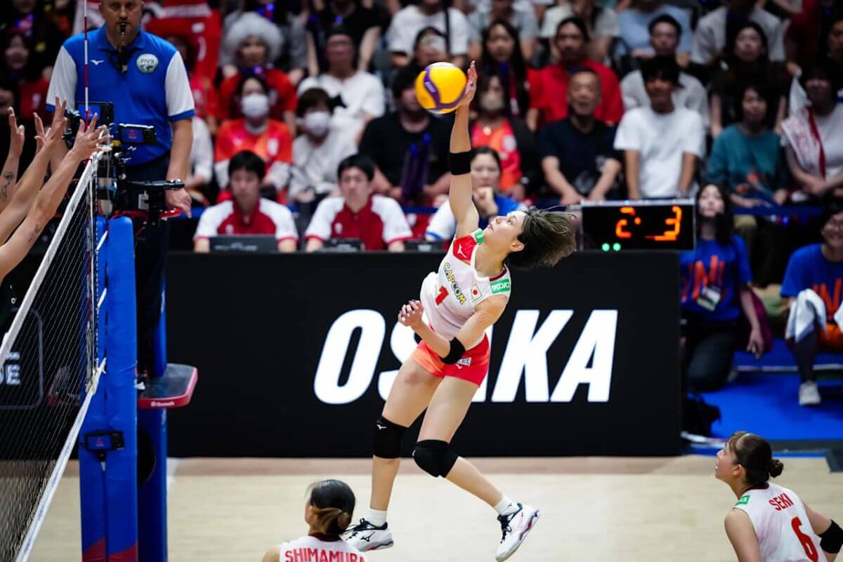 ポーランド戦で奮闘する和田由紀子＝2026年7月12日、Asueアリーナ大阪で（提供：Volleyball World）