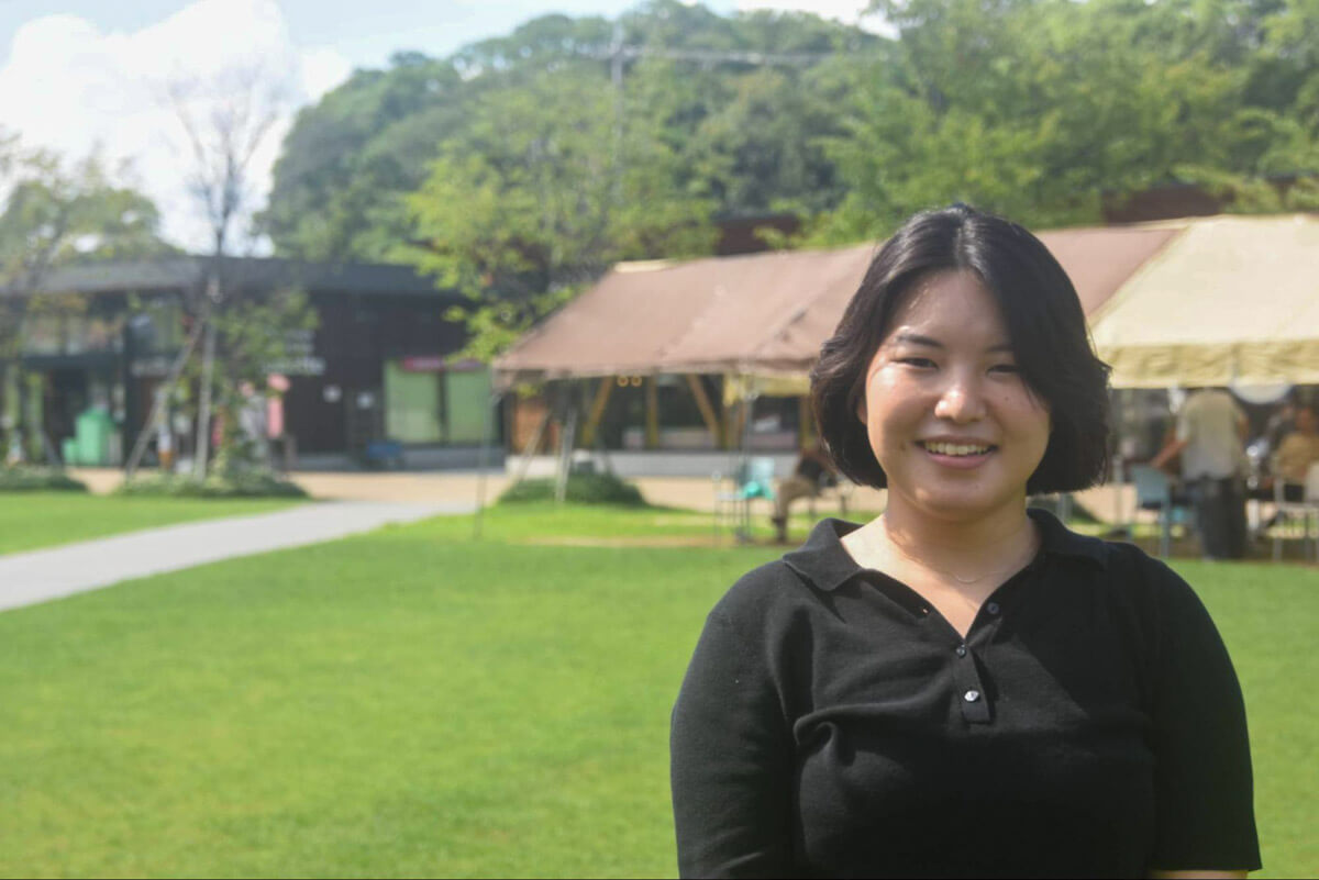四天王寺高校（大阪）出身の辻菜乃香。高校時代に通った天王寺駅前にある「てんしば」で記念撮影＝2026年7月、久保写す（以下すべて）
