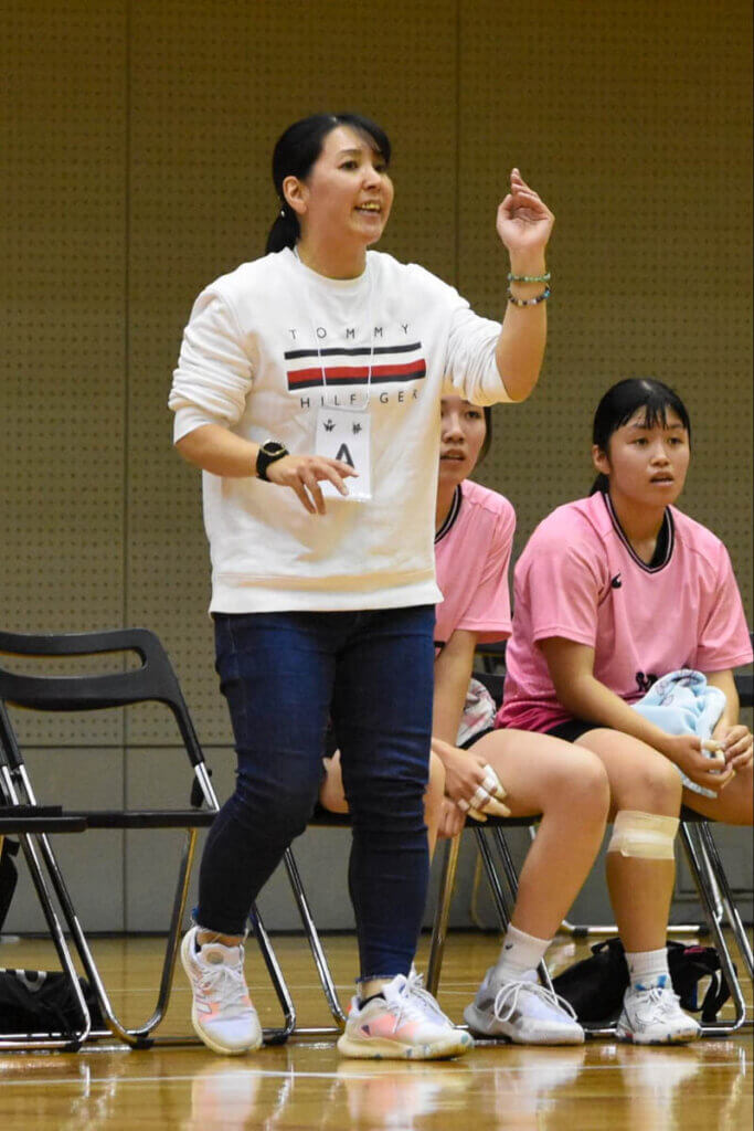 帰るつもりのなかった一時帰国で、武庫川女子大の恩師・佐久川ひとみ監督に相談し、そこから道が開けた=2024年11月
