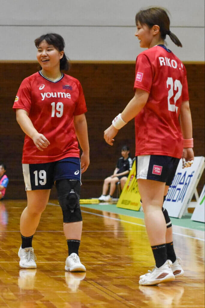 イズミメイプルレッズ広島時代の盟友・石川莉子(写真右)と。レフトウイングの石川は、角度のないところからでも高確率で決めてくれる=2024年8月