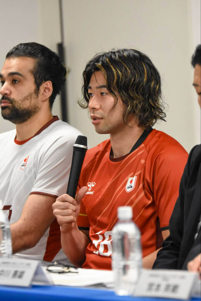 水町が着用しているのが、朱色のファーストユニフォーム。日本の伝統色で、古くから魔除けや災厄を払う色とされている