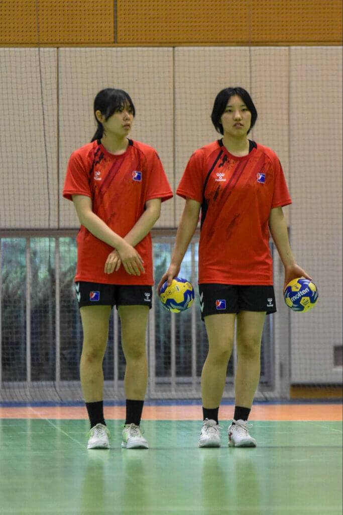 練習を見学する中尾藍(大阪体育大学、写真左)と加藤真央(大阪体育大学、同右)。女子ジュニア世界選手権直後のためコンディションを考慮して、合宿初日は別メニューだった