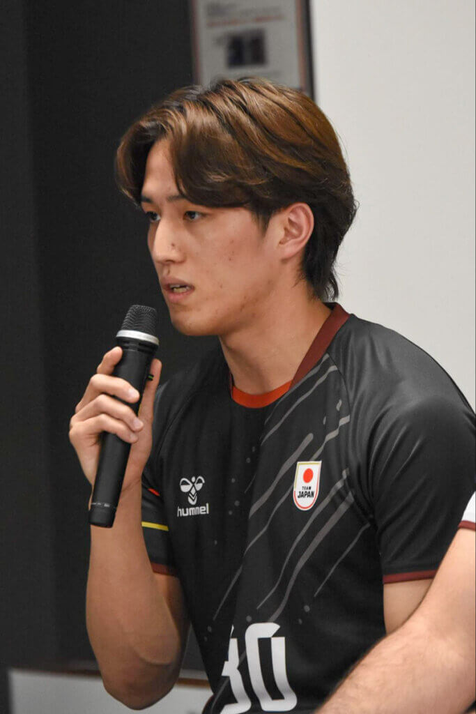 藤坂が着用しているのが、漆黒のサードユニフォーム。星が瞬く夜空をイメージしている＝2026年7月、東京・味の素ナショナルトレーニングセンターで（久保写す、以下すべて）