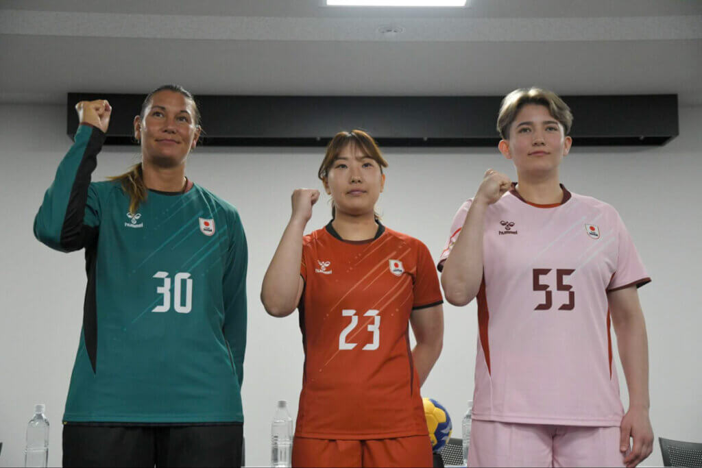 新ユニフォームでのフォトセッション。左から亀谷さくら（CSMスラティナ／ノルウェー）、相澤菜月（チューリンガー／ドイツ）、グレイ クレア フランシス（アランマーレ富山）©JHL