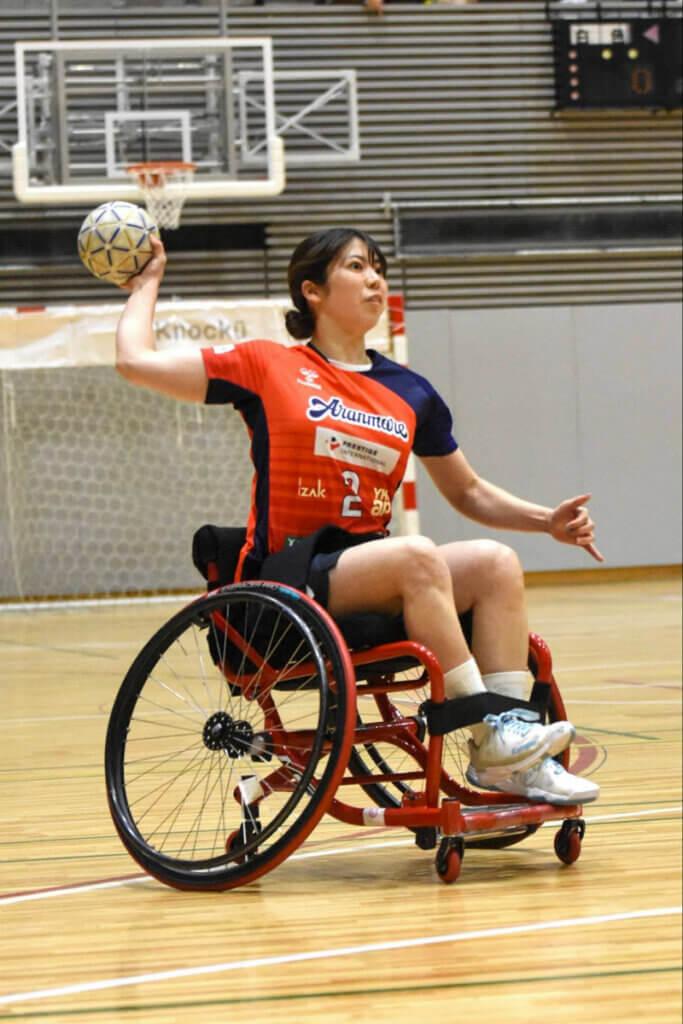 サイドシュートの精度が高い佐藤だが、慣れない車いすハンドボールではやや苦戦していたか