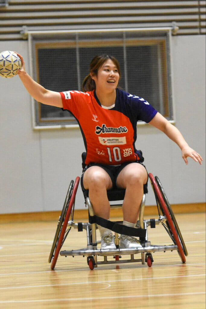 オフ・ザ・ボールの動きは酒井の得意分野。車いすハンドボールでも自身の強みを生かしてプレーしていた