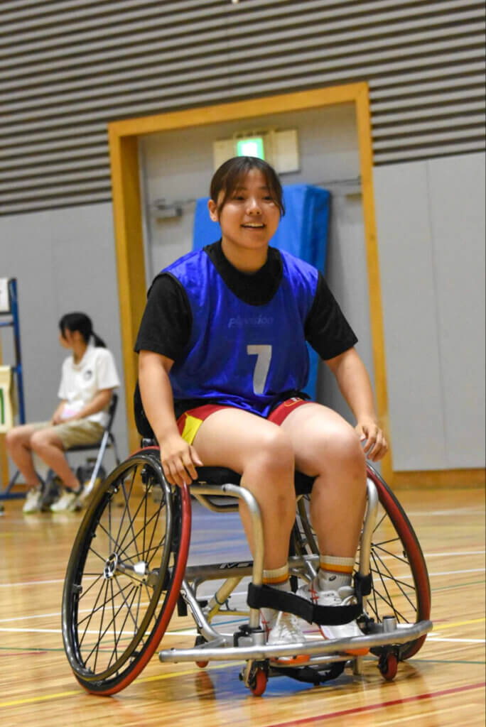 ビーチハンドボールのミラルスの丸本恵。ビーチでは豪腕シューターだが、車いすでは自慢のパワーを生かせず