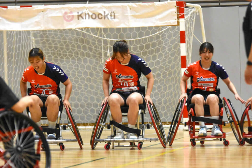 アランマーレ富山の選手たちが、車いすハンドボール初挑戦。左から高比良琉南、酒井優貴子、佐藤美月＝2026年7月18日、東京・新宿コズミックスポーツセンターにて久保写す（以下すべて）