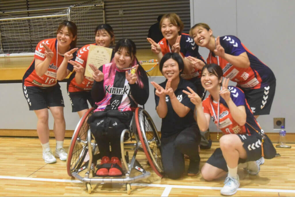 2024年の世界選手権メンバー・古矢千尋(Knockü SC新宿、前列左)とアランマーレ富山の選手たちで記念撮影
