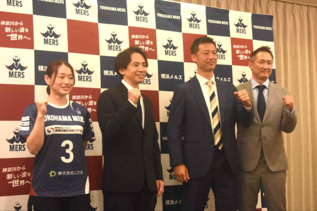 フォトセッションにて。左から行本朱里、水野裕紀監督、惠比壽潤代表取締役、中山司取締役＝2026年8月3日久保写す（以下すべて）
