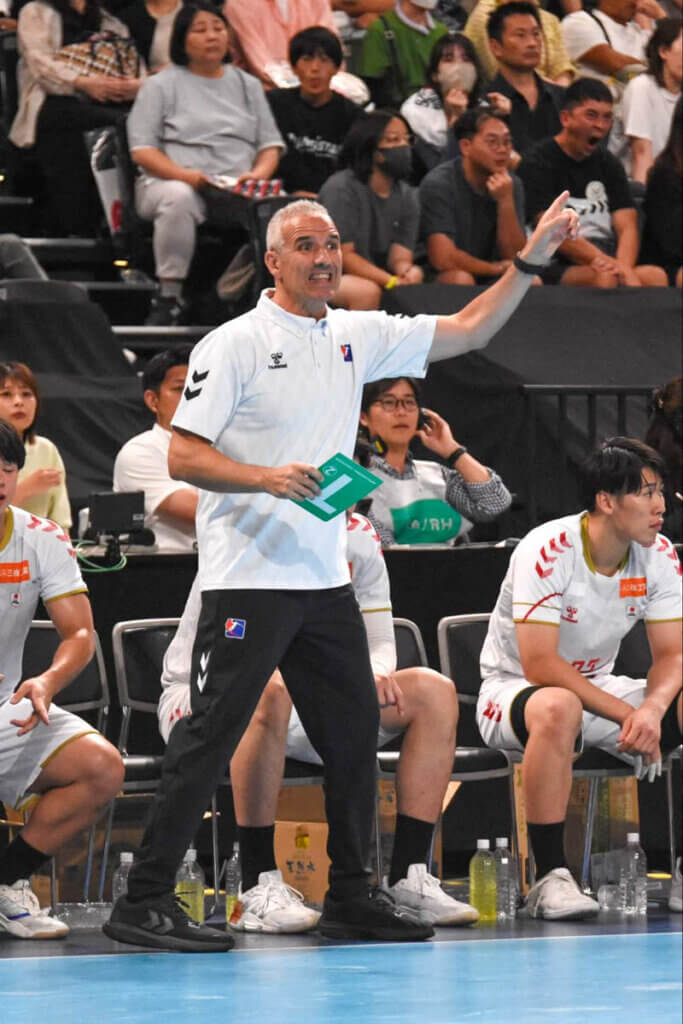 日本代表ネクストのトニー・ジェローナ監督は、アグレッシブなDFから4バックの7人攻撃まで、しっかりと戦術を落とし込んでいた