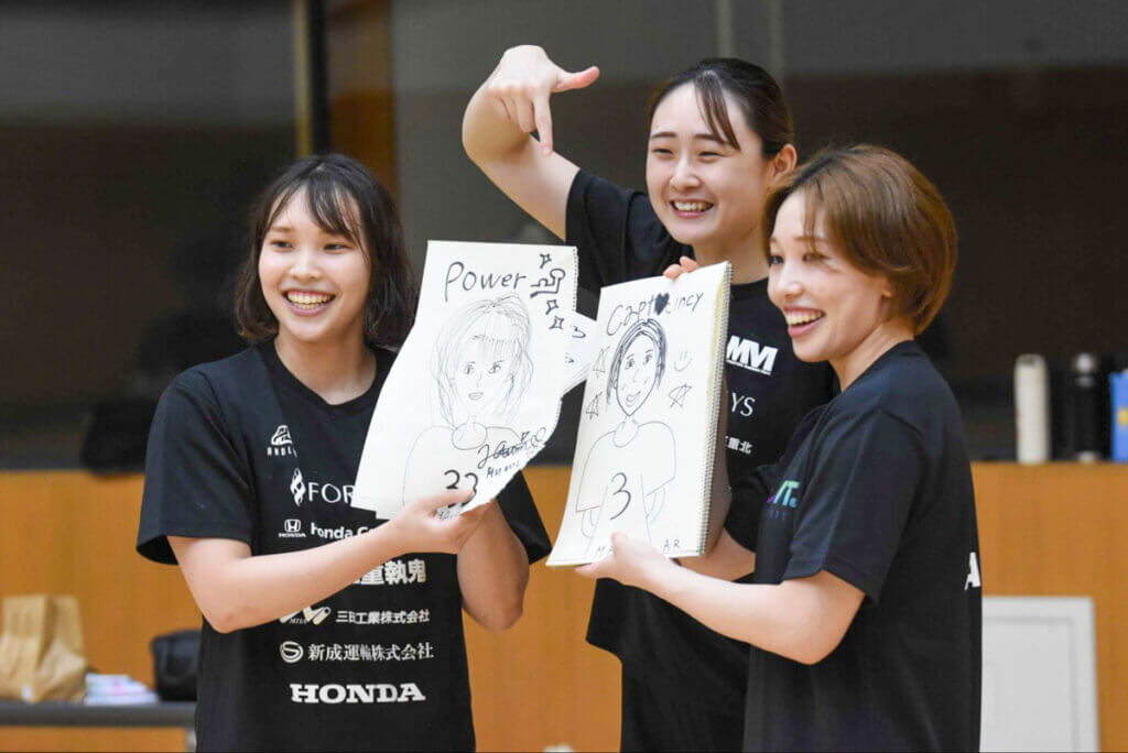 新井画伯による、初見姉妹の似顔絵。左が妹の巴菜子で、右が姉の実椰子