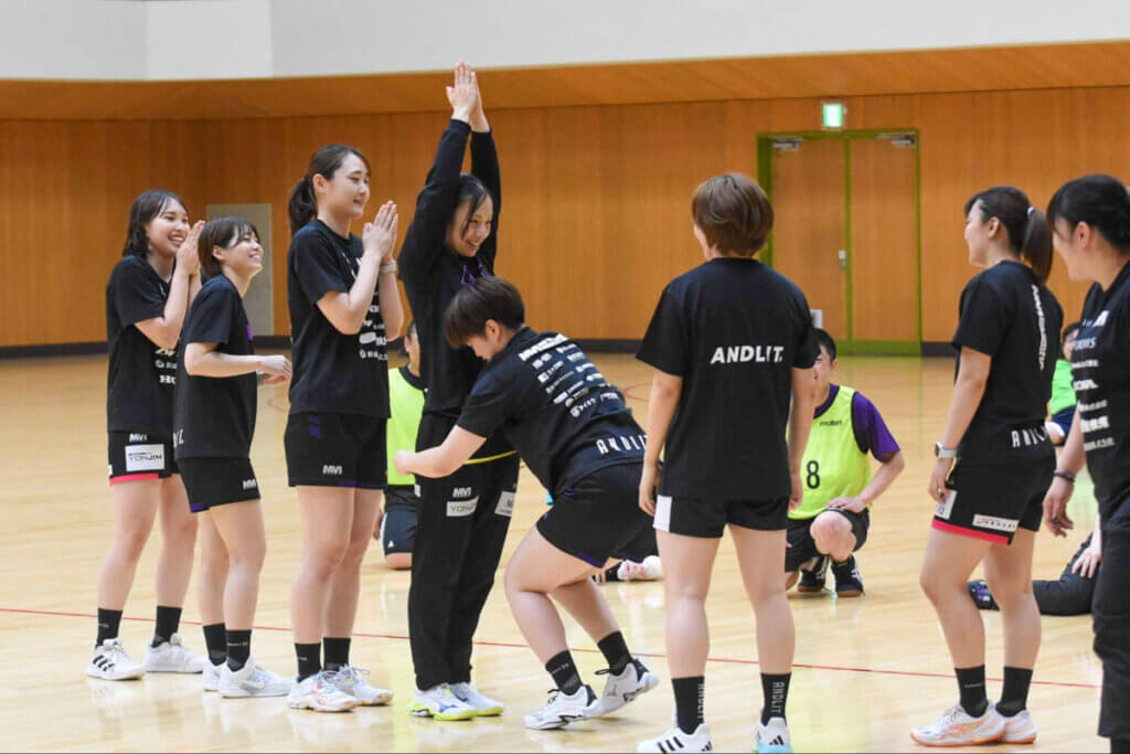 選手たちも一緒になって笑い、楽しむ。「Vスポ」は選手をより身近に感じられる場でもある＝2026年8月8日、三重・AGF鈴鹿体育館で（久保写す、以下すべて）
