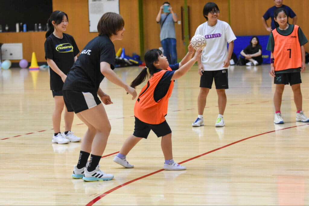 少々のラインクロスには目をつぶって、全員で子どもたちのシュートを応援する