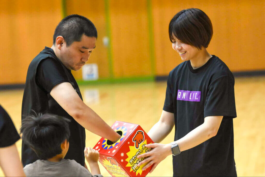 お楽しみ抽選会はのちほど(写真右は横田希歩)
