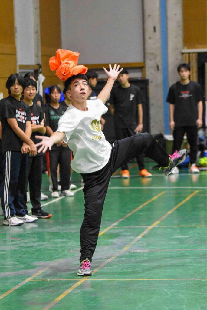 両手に持ったビブスを投げて、シュートをとめたのちに、落ちてくるビブスをキャッチする。難しくてもおもしろいトレーニングに、参加者は楽しみながらトライしていた