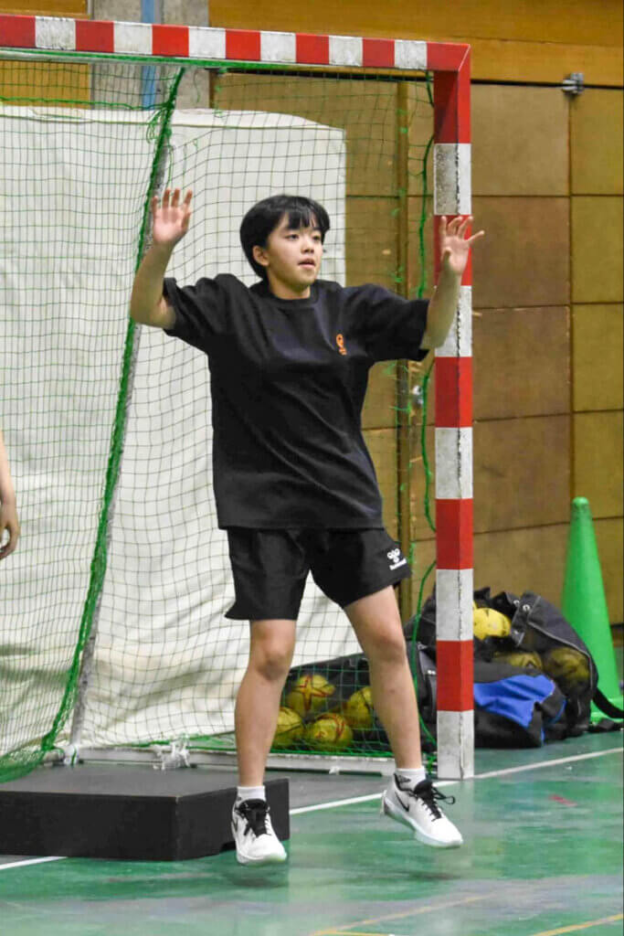 タイミングを計って、台から飛び降りる蓼沼空寿実（GRACE Tochigi）。小学4年生からGK