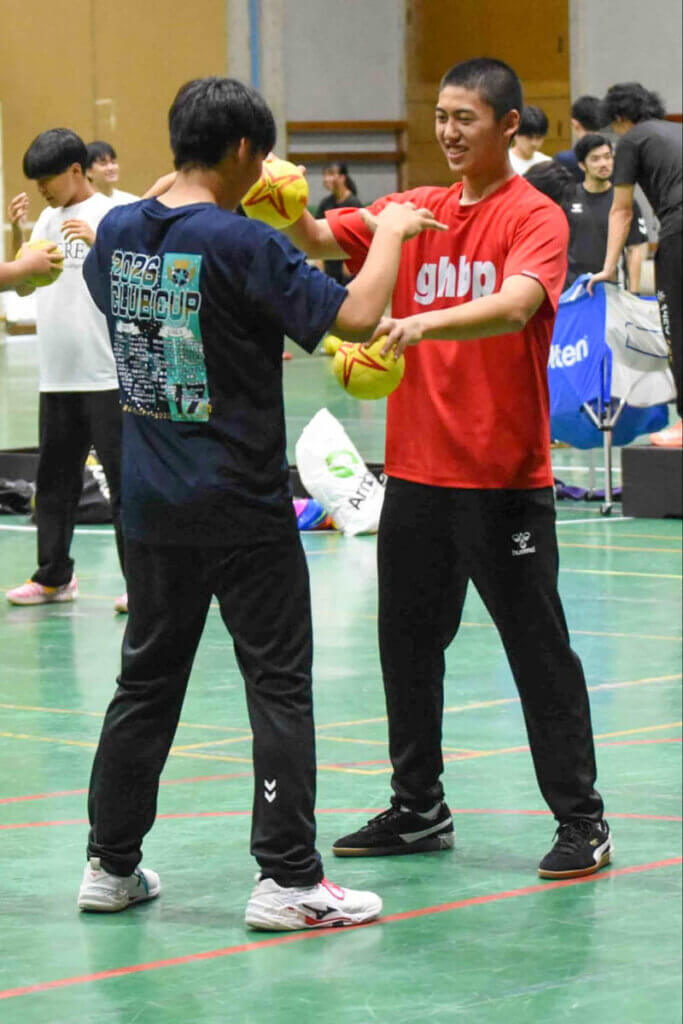 選手同士でアイデアを出し合い、自分たちで作ったメニューを楽しんでいた