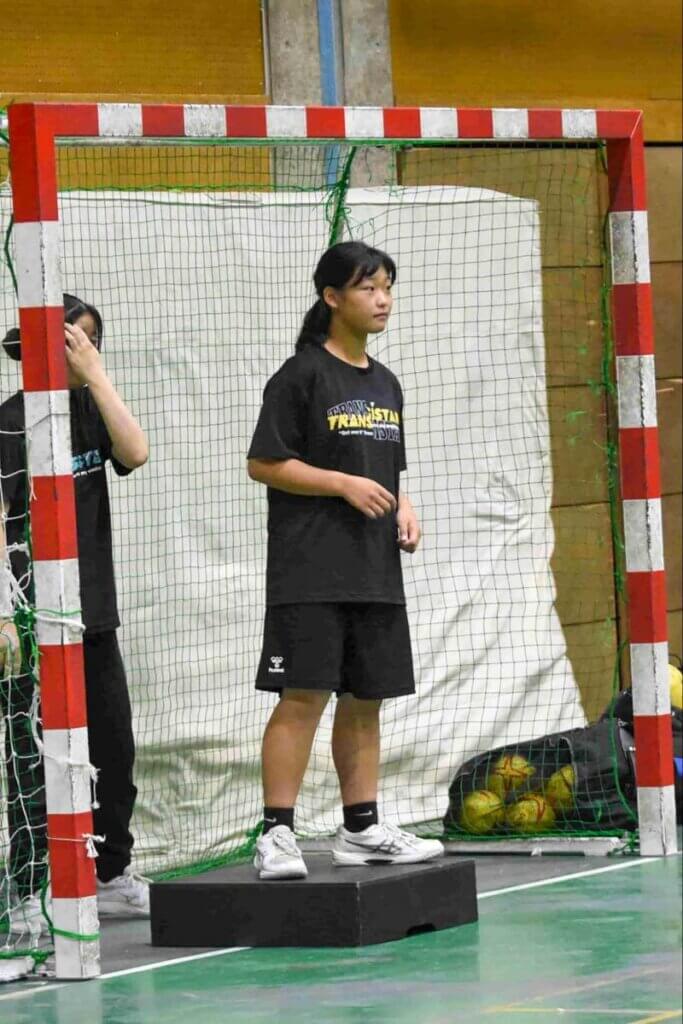 シュートが来ると判断したら、台の上から降りて構える。展開を先読みしていないと、適切なタイミングで降りることができない