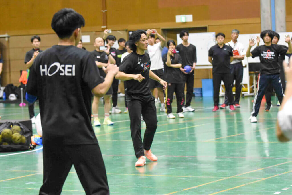 重心の位置や腹筋、背筋、足の向きや使い方など、菊池コーチが細かくチェックしていった