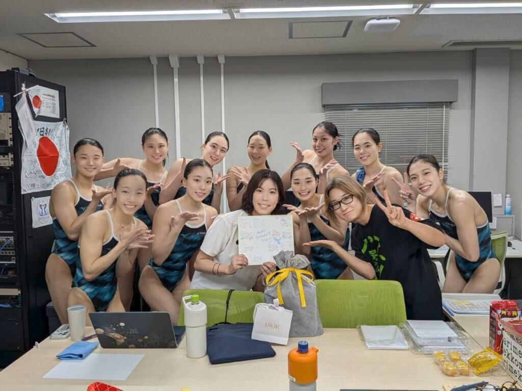 小野コーチをお祝いするマーメイドジャパン