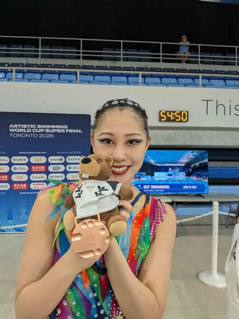 シニアで初めて取った国際大会のメダルを手にする比嘉選手