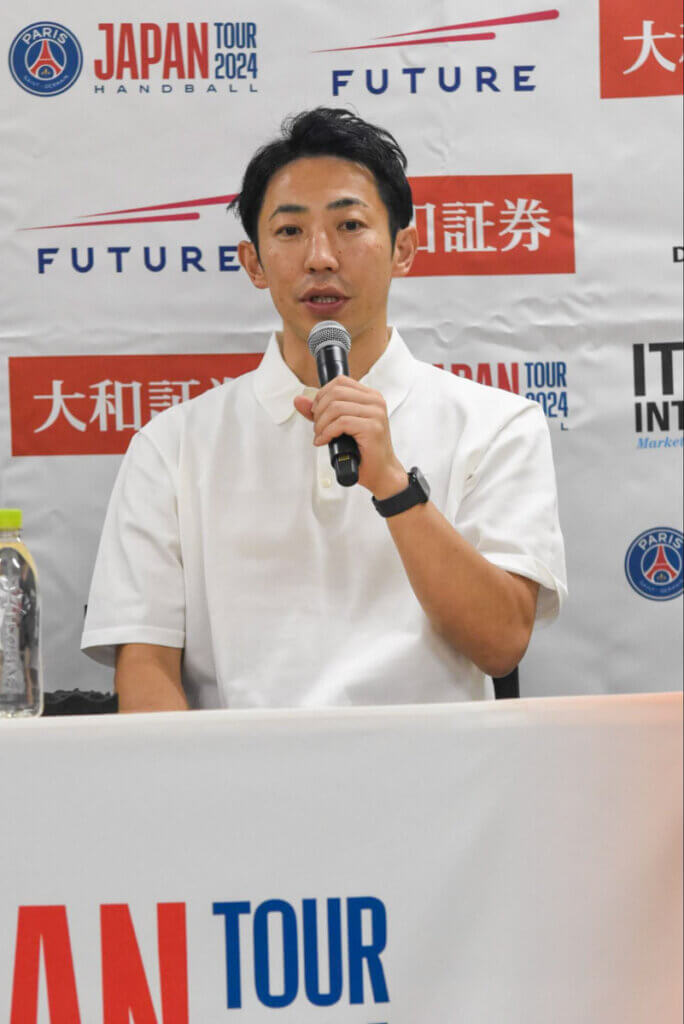 毎年恒例のパリ・サン=ジェルマンとのプレシーズンマッチ。「PSGに勝てば、選手のハンドボール人生が変わる」と言い続けていた=2024年8月