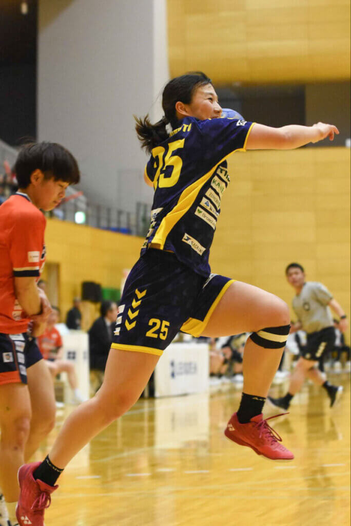 「ハンドボールよりも柔道のメダルの方が多い」という橋本。腕っぷしの強さがあるから、リーグHでも戦えた＝2025年4月
