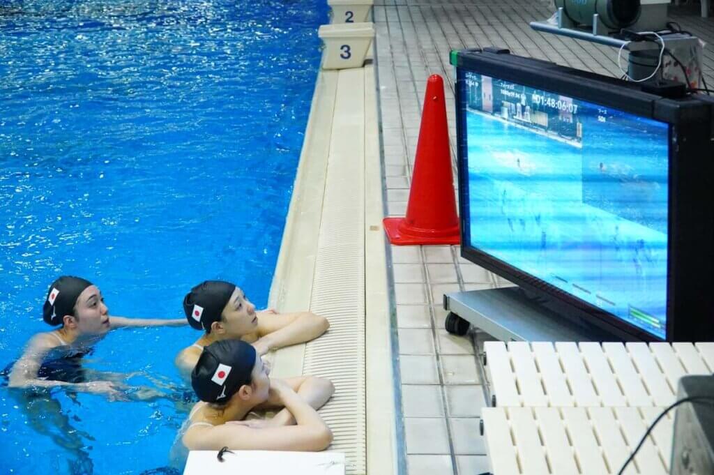 練習中ビデオを確認する選手たち