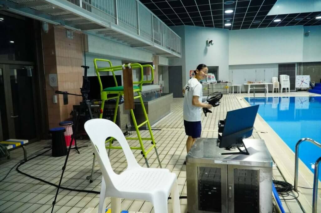 ミーティングの準備をする三橋選手。カメラに気づいてニッコリ