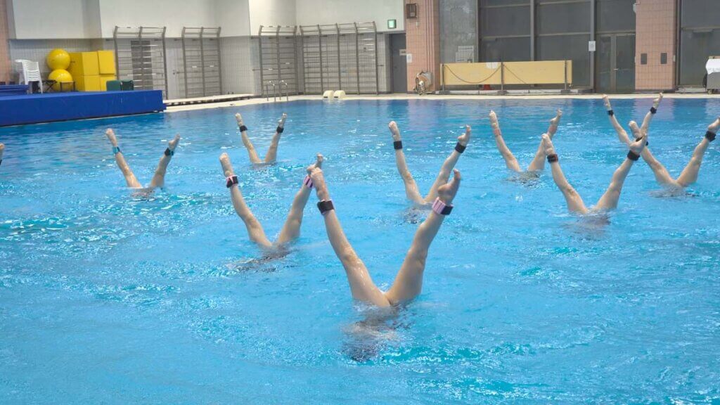 足に重りをつけて素早く足を上げる