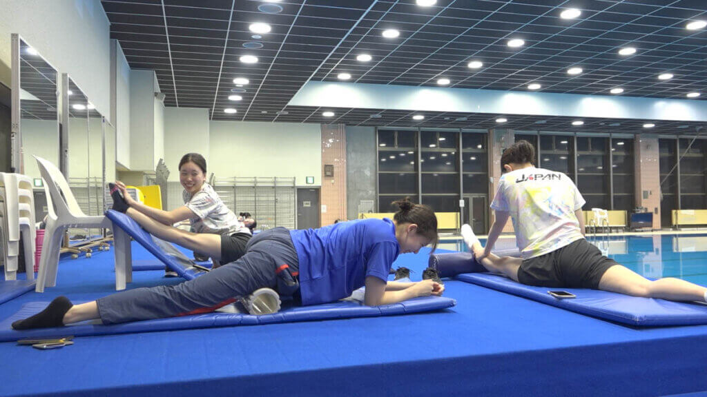 1日の練習が終わって談笑しながらストレッチする選手たち