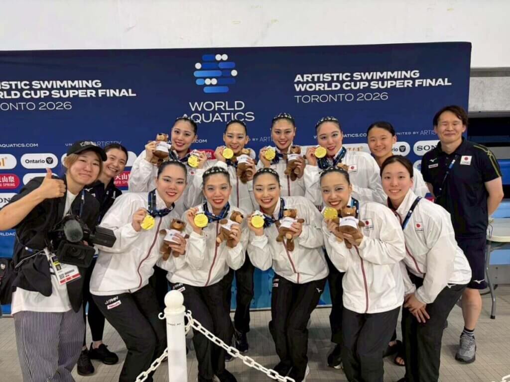 アーティスティックスイミング日本代表は2026年6月、カナダであったワールドカップ2026スーパーファイナルで、チームフリールーティンの金メダルに輝いた
